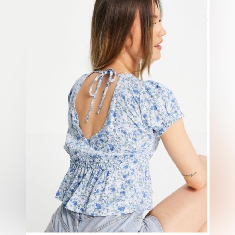 NWOT HOLLISTER PUFF SLEEVE FRILL TOP IN BLUE FLORAL-WHITE SIZE M
